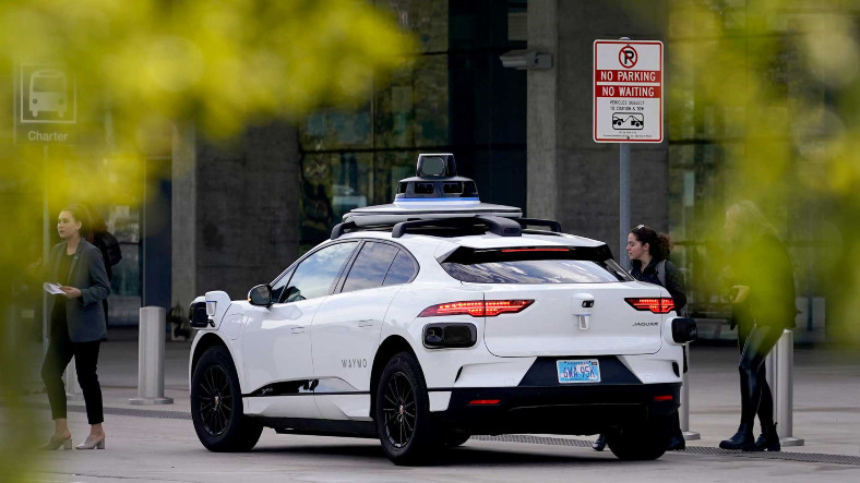 ABD’de Polislerin Ters Şeritte Diye Çevirdiği Otomobil Waymo’nun Otonom Aracı Çıktı