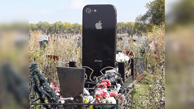 Rusya'da Ölen Gence iPhone Şeklinde Mezar Taşı Yapıldı