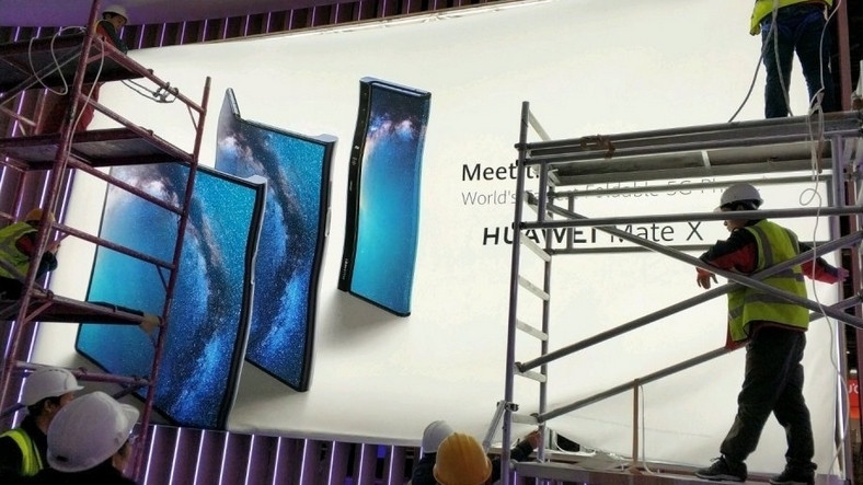 Huawei'nin İlk Katlanabilir Telefonu Mate X'in MWC 2019 Afişi Ortaya