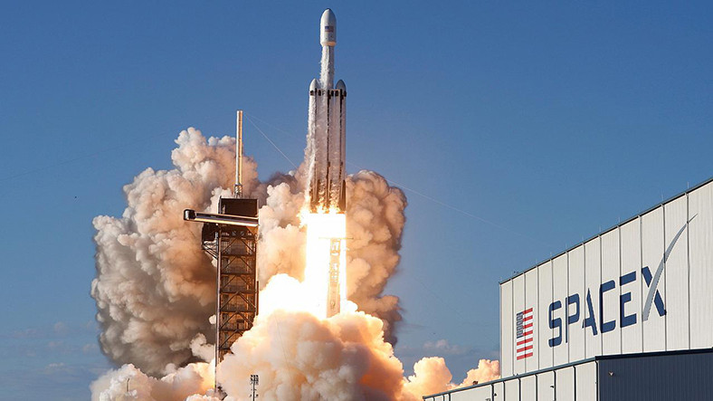 SpaceX'in Falcon Heavy Roketi İlk Gece Uçuşuna Hazırlanıyor