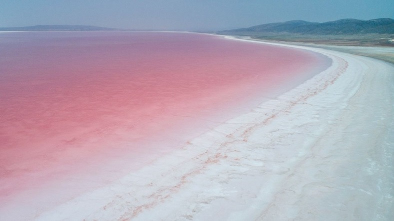 Türkiye'nin 2 Büyük Gölü Olan Tuz Gölü Pembe Renge Büründü