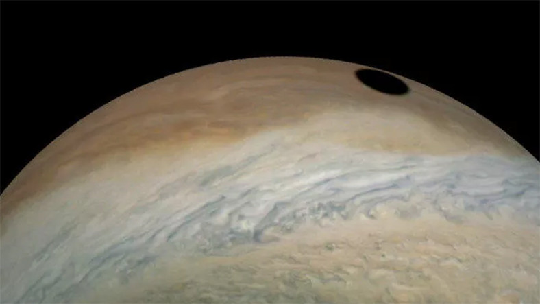Jüpiter'in Uydusu Io'nun Gezegenin Üzerine Düşen Muhteşem Gölge Görüntüsü